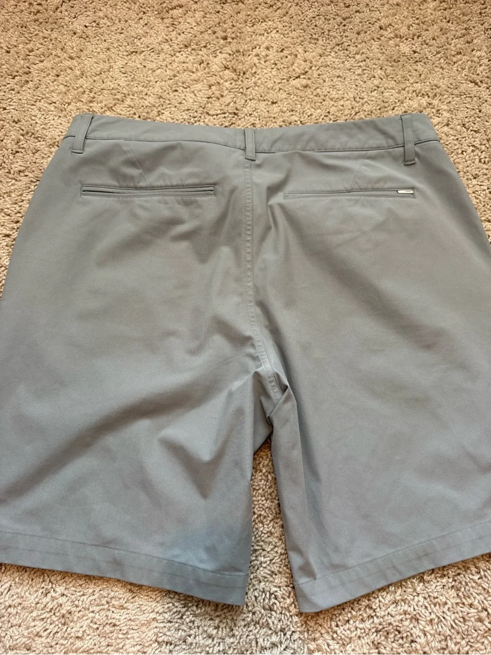Vuori Men's Flat-Front Shorts in Light Gray